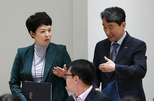 이주호(오른쪽) 사회부총리 겸 교육부 장관이 지난 6월15일 오후 서울 용산 대통령실 청사에서 교육 개혁 추진 방안 관련 브리핑을 위해 입장하며 김은혜(왼쪽) 홍보수석과 대화하고 있다.<대통령실통신사진기자단·연합뉴스>